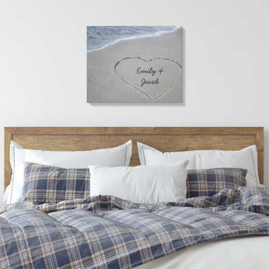 Gepersonaliseerd hart in zand verpakt Canvas Print (Insitu (Slaapkamer))