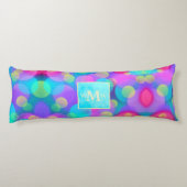 Gepersonaliseerd helder, heet roze, turquoise mono lichaamskussen (Achterkant)