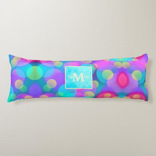 Gepersonaliseerd helder, heet roze, turquoise mono lichaamskussen (Voorkant)