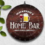 Gepersonaliseerd Home Bar Thema Dartbord<br><div class="desc">Leuke barware decor met deze gepersonaliseerde dart board met elke voornaam,  paar,  familie of bedrijfsnaam. Schattige clipart wijnglas en biersteentje op een faux walnoot graan achtergrond. Gepersonaliseerd voor een uniek cadeau.</div>