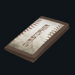 Gepersonaliseerd  honkbal drievoud portemonnee<br><div class="desc">Een foto van een versleten honkbal biedt de achtergrond voor dit gepersonaliseerde ontwerp,  met een aanpasbare naam in een gedempte lettersoort in een schaduw van roodachtig bruin die overeenkomt met de stikkende tekst. Ideaal voor een honkbal- of sportfan op je cadeaulijst.</div>