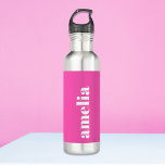 Gepersonaliseerd Hot Pink Monogram Waterfles<br><div class="desc">Leuke waterfles met je monogram naam of initialen in een vet wit populair lettertype op een hete neon roze achtergrond. U kunt de grootte van de tekst in het ontwerpgereedschap aanpassen voor kortere of langere namen.</div>