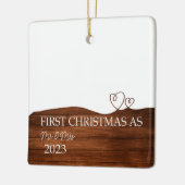 Gepersonaliseerd hout Mr & Mrs Onze Eerste Kerstmi Keramisch Ornament (Links)