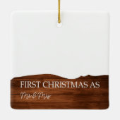 Gepersonaliseerd hout Mr & Mrs Onze Eerste Kerstmi Keramisch Ornament (Achterkant)