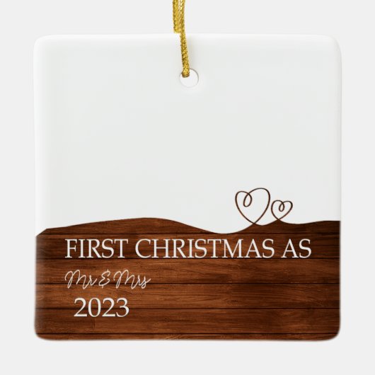 Gepersonaliseerd hout Mr & Mrs Onze Eerste Kerstmi Keramisch Ornament (Voorkant)