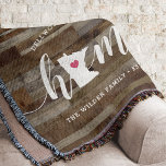 Gepersonaliseerd hout van de staat Minnesota voor  Deken<br><div class="desc">Show een beetje trots op de thuisstaat met deze schattige luxe houtplank met een deken die "thuis" is voorzien in een wit kalligrafiekscript met een silhouetekaart van de staat Minnesota die voor de letter "O." staat. Een roze hartillustratie in de staatskaart voltooit het ontwerp; u kunt de positie van het...</div>