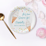Gepersonaliseerd ijs vrijgezellenfeest papieren bordje<br><div class="desc">Ze is opgevoed met ijs en spint vrijgezellenfeest op papier borden sjabloon.</div>