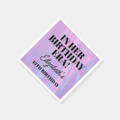 Gepersonaliseerd in haar verjaardagsevenement servet (Hoek)