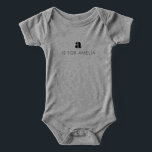 Gepersonaliseerd Initiaal is voor Naam Schattige S<br><div class="desc">Dit schattige baby T-shirt heeft een minimalistisch en retro-modern design, met het initiaal en de naam van je kleintje in een lief, eenvoudig lettertype. Perfect voor baby's die het stijlvol en toch ingetogen willen houden, dit gepersonaliseerde shirt is een doordachte en unieke manier om hun individualiteit te vieren. Een leuke...</div>