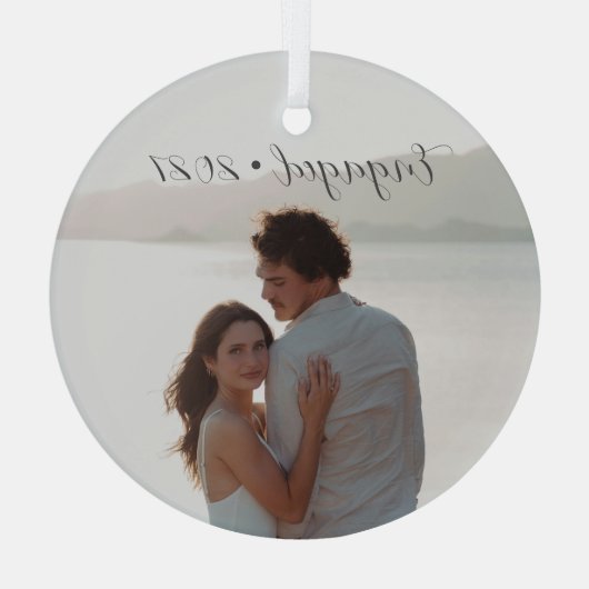 Gepersonaliseerd Jaar Betrokken Paar Kerstscript Glas Ornament (Achterkant)