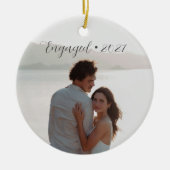 Gepersonaliseerd Jaar Betrokken Paar Kerstscript Keramisch Ornament (Voorkant)