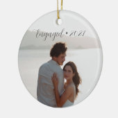 Gepersonaliseerd Jaar Betrokken Paar Kerstscript Keramisch Ornament (Links)