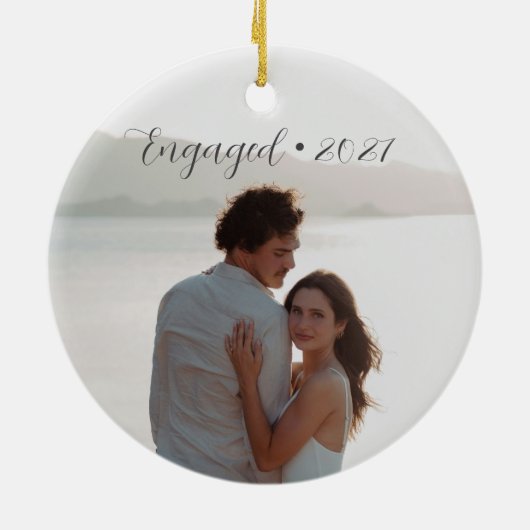 Gepersonaliseerd Jaar Betrokken Paar Kerstscript Keramisch Ornament (Achterkant)