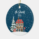 Gepersonaliseerd kerstdorpsschilderij keramisch ornament (Links)