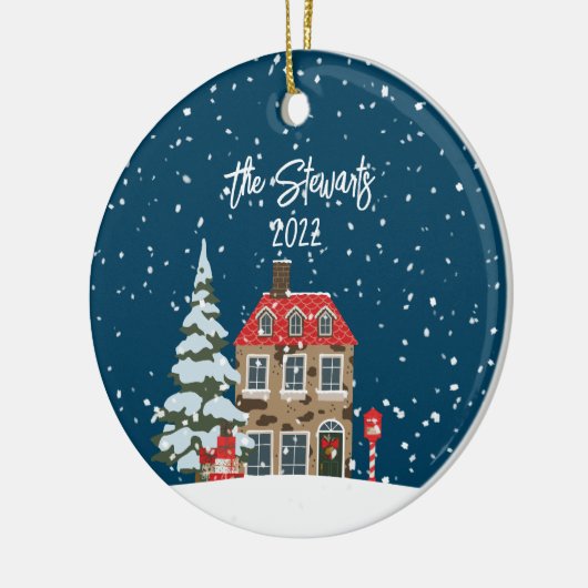 Gepersonaliseerd kerstdorpsschilderij keramisch ornament (Links)