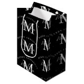 Gepersonaliseerd kerstzwart wit monogram medium cadeauzakje (Voorkant Gekanteld)