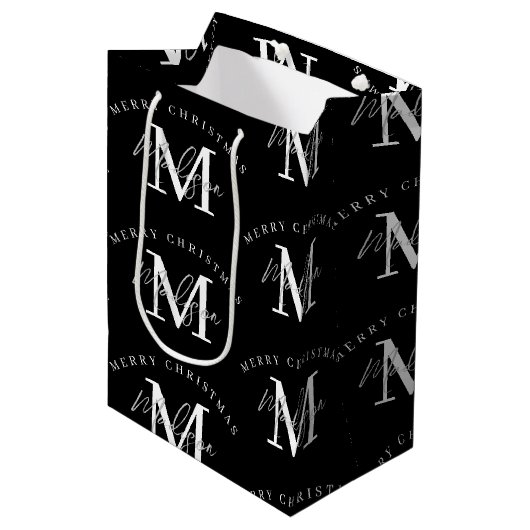 Gepersonaliseerd kerstzwart wit monogram medium cadeauzakje (Voorkant Gekanteld)