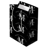 Gepersonaliseerd kerstzwart wit monogram medium cadeauzakje (Achterkant Gekanteld)