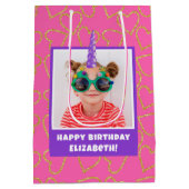 Gepersonaliseerd Kind Foto Happy Birthday Eenhoorn Medium Cadeauzakje (Achterkant)