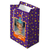 Gepersonaliseerd Kind Foto Happy Birthday w / Blue Medium Cadeauzakje (Voorkant Gekanteld)