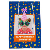 Gepersonaliseerd Kind Foto Happy Birthday w / Roze Medium Cadeauzakje (Achterkant)