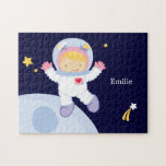 Gepersonaliseerd Kind van Astronaut Girl Legpuzzel<br><div class="desc">Aangepaste puzzel biedt een koel ruimtethema. Pas de naam,  het monogram,  de initialen of de tekst van je keuze aan met de naam van je kleine meisje voor een soort cadeautje. CacaoStudio.</div>