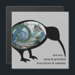 GEPERSONALISEERD KIWI BLACK PAUA FERN KORU NEW ZEA<br><div class="desc">Silhouette van een Nieuw-Zeelandse kiwi-vogel in het zwart gekleurd met een dunne, glanzende, blauwe, groene pāua schelp met een gebogen groene fern koru. Kiwi, paua en fern korus zijn populair in NZ-kunst, net als de kleuren zwart en groen. Er zijn 3 lijnen van douanetekst bij de basis van dit ontwerp...</div>