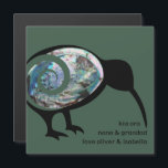 GEPERSONALISEERD KIWI BLACK PAUA FERN KORU NEW ZEA<br><div class="desc">Silhouette van een Nieuw-Zeelandse kiwi-vogel in het zwart gekleurd met een dunne, glanzende, blauwe, groene pāua schelp met een gebogen groene fern koru. Kiwi, paua en fern korus zijn populair in NZ-kunst, net als de kleuren zwart en groen. Er zijn 3 lijnen van douanetekst bij de basis van dit ontwerp...</div>