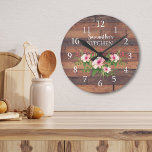 Gepersonaliseerd kogelhout en roze keukens ronde klok<br><div class="desc">Rustic kitchen clock to personalize. Rustic wood and watercolor floral illusion adds a country style look.</div>