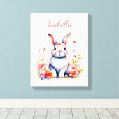 Gepersonaliseerd konijntje in roze bloemen canvas afdruk (Insitu (Houten vloer))