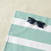 Gepersonaliseerd koraal monogram mint strepen strandlaken (In situ)