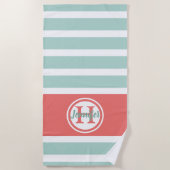 Gepersonaliseerd koraal monogram mint strepen strandlaken (Voorkant)