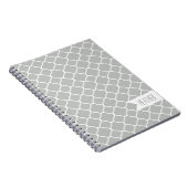 Gepersonaliseerd lichtgrijs quatrefoliepatroon notitieboek (Rechterzijde)