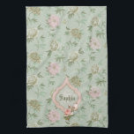 Gepersonaliseerd meisje Chic Green en roze Floral Theedoek<br><div class="desc">bloemontwerp voor de beeldschermstijl met pastelroze,  lichtgroen en gebroken witte bloemen op een zachte groene achtergrond met een roze omvormd etiket met een roze roze roze roze roze roze roze roze roze roze roze roze roze roze roze. Ruimte voor jouw naam en/of monogram.</div>