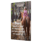 Gepersonaliseerd meisje op paard met moedig citaat klembord (Links)