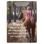 Gepersonaliseerd meisje op paard met moedig citaat klembord (Voorkant)