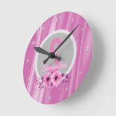 Gepersonaliseerd meisjesnaam roze satijn bloemen g ronde klok (Hoek)