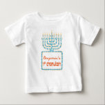 Gepersonaliseerd Menorah 1st Chanukah T-shirt<br><div class="desc">Dit schattige eerste Chanoekah baby t-shirt bevat een kleurrijke menorah candelabrum met een reeks betegelde blauwe vierkanten. De Oranje tekst binnen van grafisch kan gedeeltelijk worden gepersonaliseerd om de naam van uw kind toe te voegen.</div>