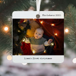 Gepersonaliseerd met de eerste kerstfoto van de ba metalen ornament<br><div class="desc">Vier het allereerste vakantieseizoen van je kleintje met het Personalized Photo Baby's First Christmas Metal Ornament. Dit shatterproof metalen ornament is de perfecte souvenir om de eerste kerst van je baby te eren, met twee gekoesterde familiefoto's die je hart jaar na jaar zullen verwarmen. Met zijn strakke ontwerp en persoonlijke...</div>