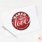 Gepersonaliseerd met liefdesfeestdag rood bakken ronde sticker (Envelop)