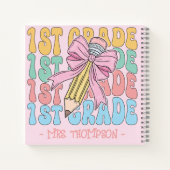 Gepersonaliseerd met naam 1st Grade Teacher Custom Notitieboek (Achterkant)