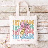Gepersonaliseerd met naam First Grade Teacher Cust Tote Bag