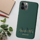Gepersonaliseerd met naam Groen Goud Modern Monogr Case-Mate iPhone Case<br><div class="desc">Introductie van de gepersonaliseerde met naam Emerald Green Gold Modern Monogram Phone Case - een verfijnd en stijlvol accessoire dat personalisatie combineert met bescherming voor uw apparaat. Deze monogram telefoonhoes heeft een elegant handgeschreven cursief script met uw aangepaste naam in een luxe smaragdgroen en goudkleurig schema. Deze telefoonhoes is gemaakt...</div>