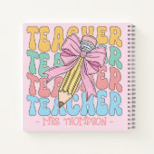 Gepersonaliseerd met naam Schattige roze leraar Cu Notitieboek (Achterkant)