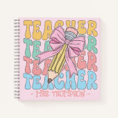 Gepersonaliseerd met naam Schattige roze leraar Cu Notitieboek (Voorkant)