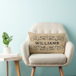 Gepersonaliseerd met naam |  Vlaanderen Kussen<br><div class="desc">De kussen van Shabby hebben een elegant decoratief zwart scroll-lijst en aangepaste monogram voor een achternaam of een andere formulering. De achtergrond heeft een neutraal getextureerd linen/burlap textureerde verschijning.</div>