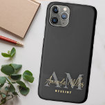 Gepersonaliseerd met naam Zwart Goud Modern Monogr Case-Mate iPhone Case<br><div class="desc">Introductie van de Gepersonaliseerde Met Naam Zwart Goud Moderne Monogram iPhone Case - een geavanceerde en aanpasbare accessoire dat gepersonaliseerde flair combineert met premium telefoonbescherming. Deze monogram telefoonhoes heeft een aangepaste naam en monogram in stijlvol handgeschreven cursief script, waardoor een kenmerkende look speciaal voor jou wordt gecreëerd. Deze beschermende telefoonhoes...</div>