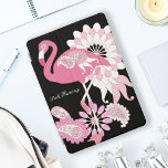 Gepersonaliseerd Modern Black Pink Flamingo iPad Pro Hoesje<br><div class="desc">Het productontwerp is voorzien van een flamingo met caleidoscopische paisleypatronen in roze tinten. Deze tropische vogelillustratie met gepersonaliseerde tekst maakt een moderne en unieke iPad-hoes.</div>
