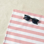 Gepersonaliseerd modern roze gestreept patroon strandlaken (In situ)