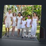 Gepersonaliseerd Modern script Familie Vakantiefot Fotoplaat<br><div class="desc">Leg de vreugde van uw familievakantie vast met deze gepersonaliseerde moderne scriptfotoplaquette voor gezinsvakanties! Een tijdloze herinnering, deze plaquette toont prachtig uw favoriete vakantiegeheugen met een elegant script met details over uw familienaam en reisdetails. Of het nu gaat om een strandontsnapping, een bergtoevluchtsoord of een stadsavontuur, deze aangepaste plaquette verandert...</div>